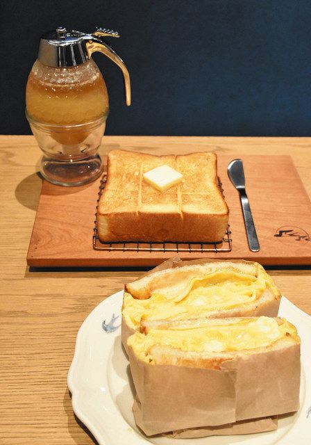 名物のオムレツサンド(手前)とバタートースト=名古屋市中村区のつばめパン&Milk名駅店で