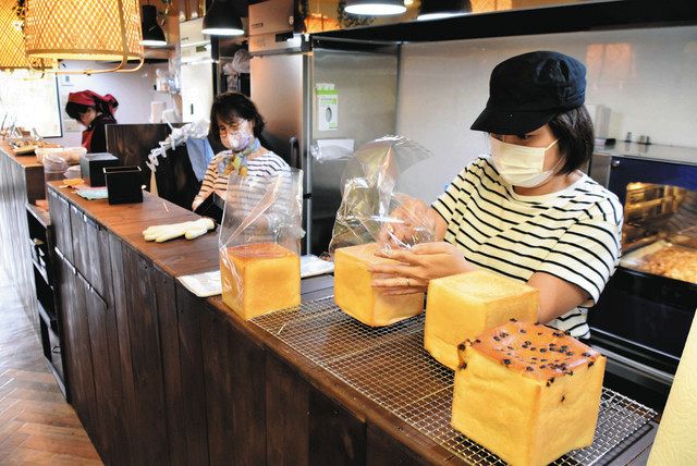 シェアキッチンでパンを焼く松坂さん（右）ら＝名古屋市瑞穂区春敲町２のみんなのキッチン・オイシーチョイスで