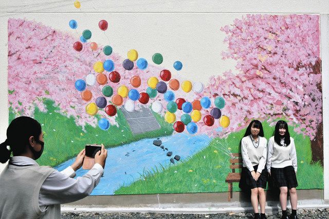 愛知みずほ大瑞穂高の美術部員が店舗の壁に描いた絵画＝名古屋市瑞穂区春敲町２のみんなのキッチン・オイシーチョイスで