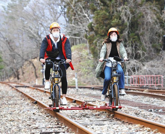 線路 の 上 自転車