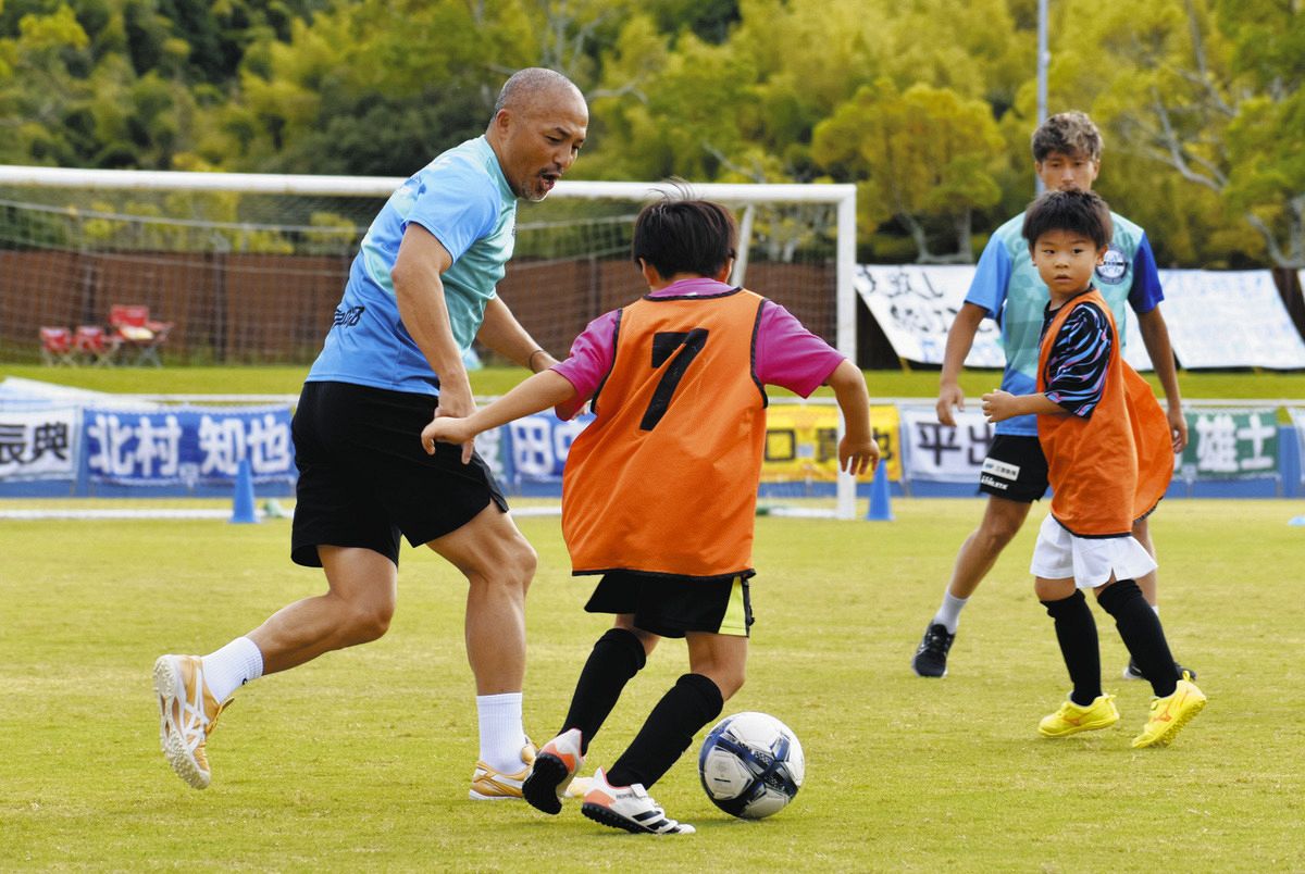 天才」のプレー、小学生ら熱く見つめる 小野伸二さんが鈴鹿で