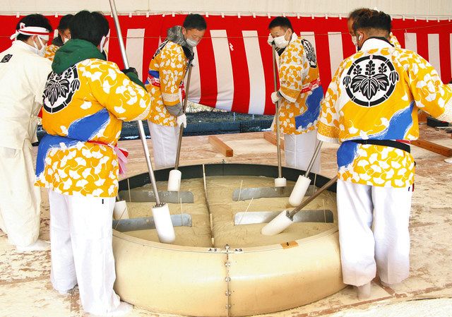 4トンの大鏡餅が完成 稲沢・祖父江町奉賛会、はだか祭に奉納へ：中日