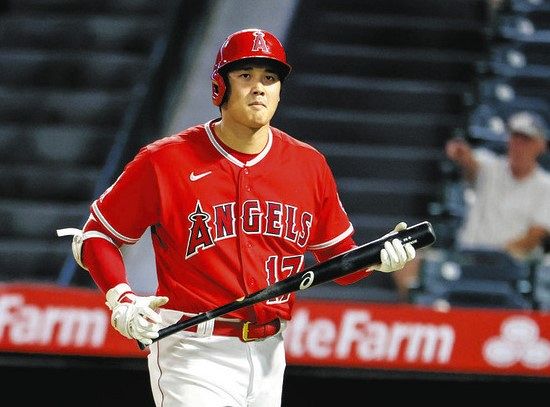 大谷翔平、“外野手”に三振奪われ苦笑い あのロジャー・クレメンスの