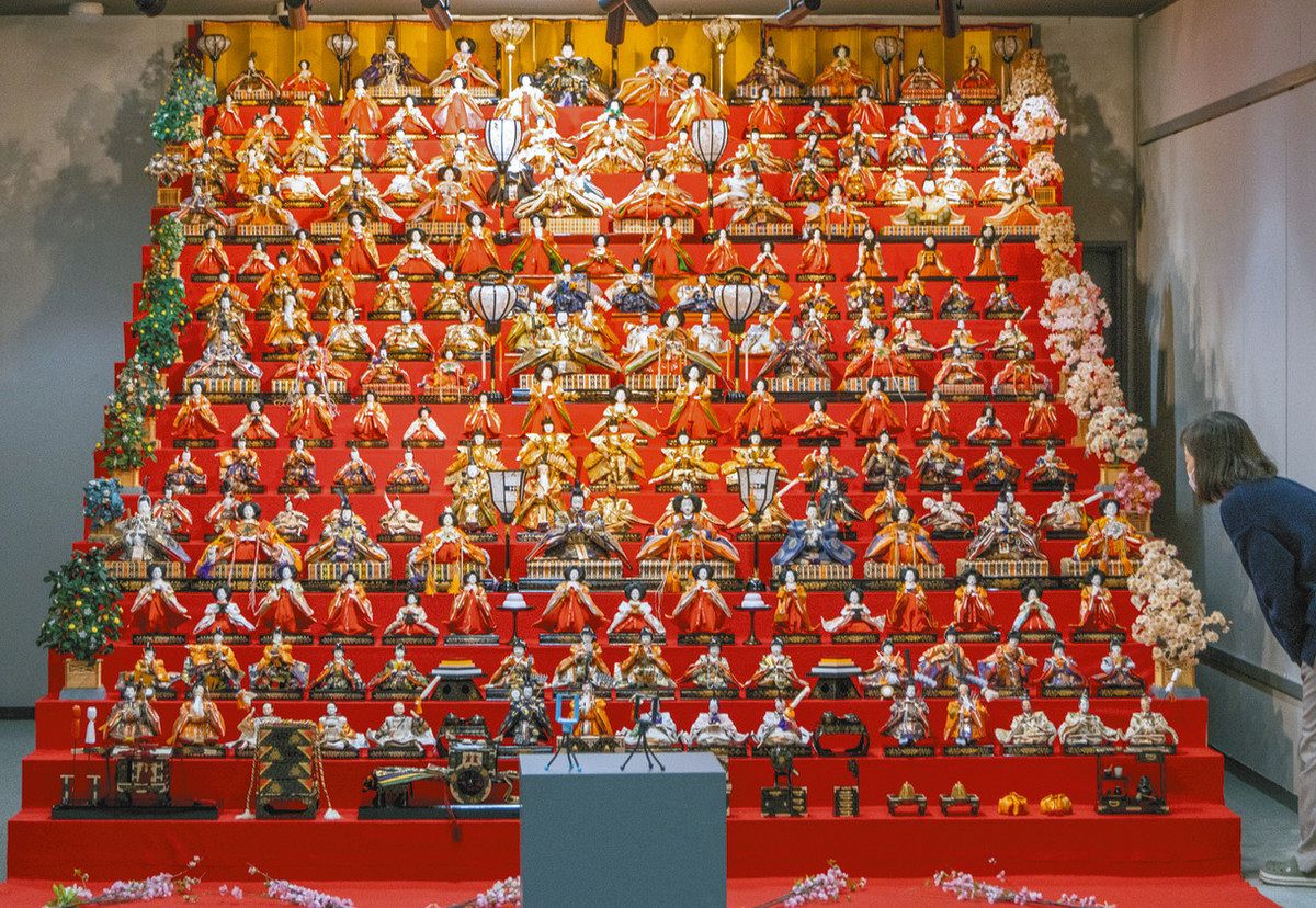 220体のひな人形、圧巻の大階段 大口で企画展：中日新聞Web