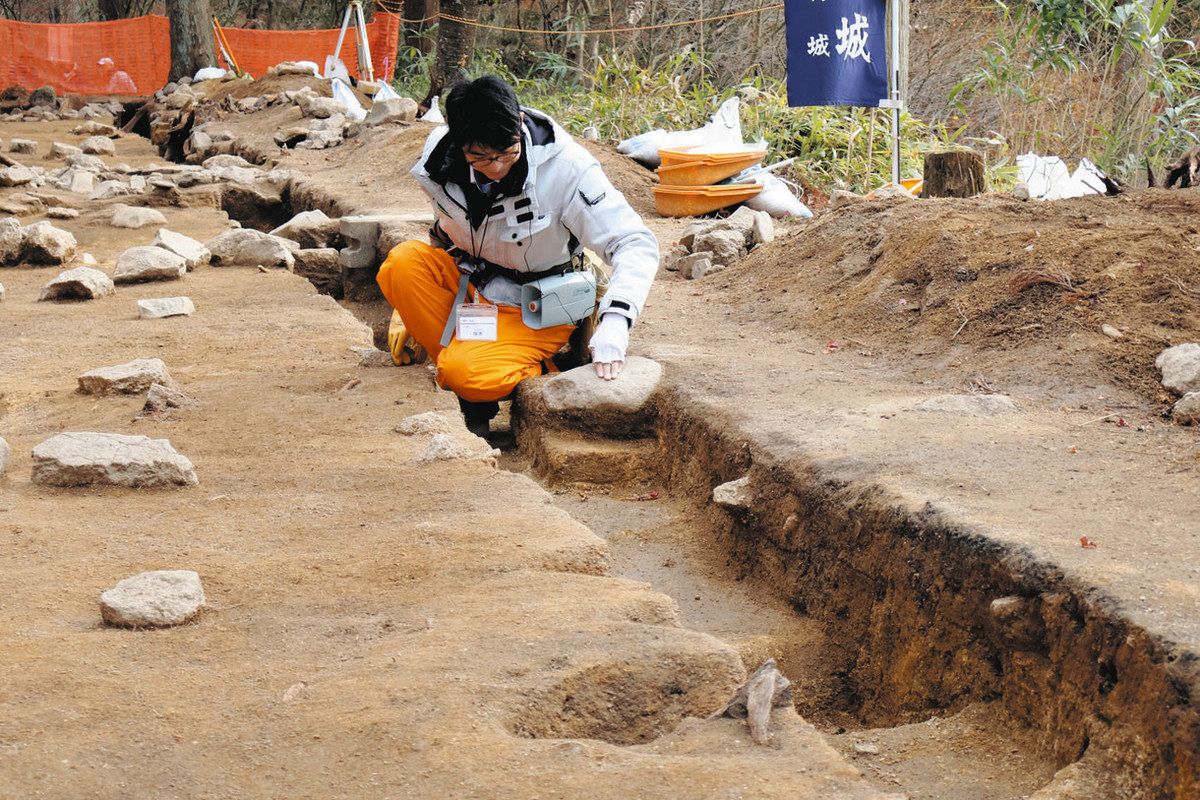 二度の大規模造成を示す土層が確認された発掘現場＝恵那市明智町で