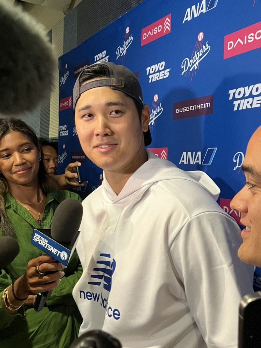 試合後、取材に応じるドジャース・大谷（阿部太郎撮影）