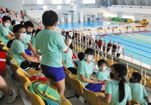デンマーク五輪代表合宿を見学 長野市の児童が競泳選手と交流 中日新聞web