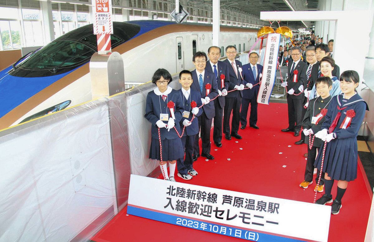 北陸新幹線「W7系」、福井県内各地でお出迎え ：中日新聞Web