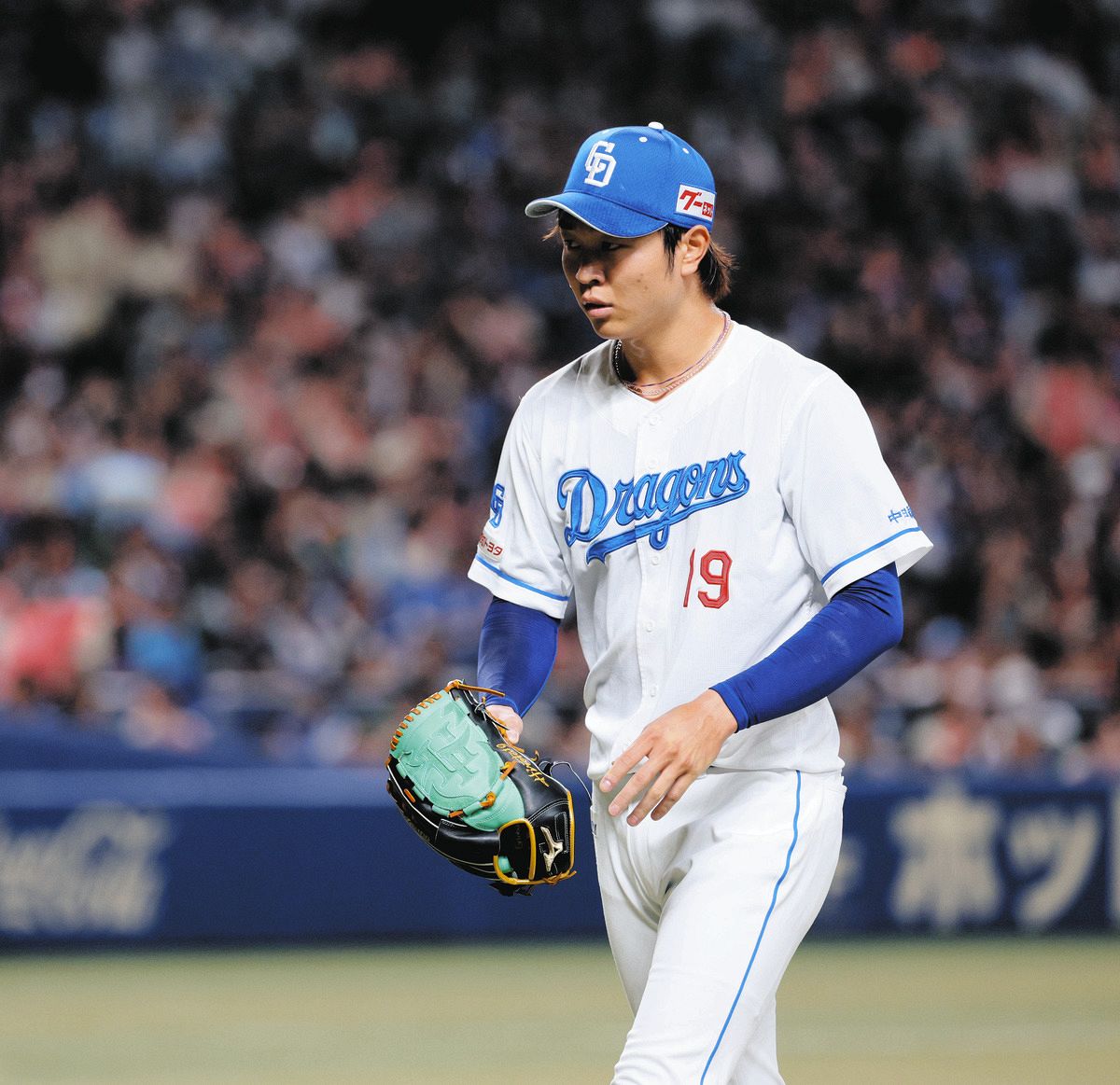 ５回表に３失点を喫し、ベンチに戻る中日・高橋宏