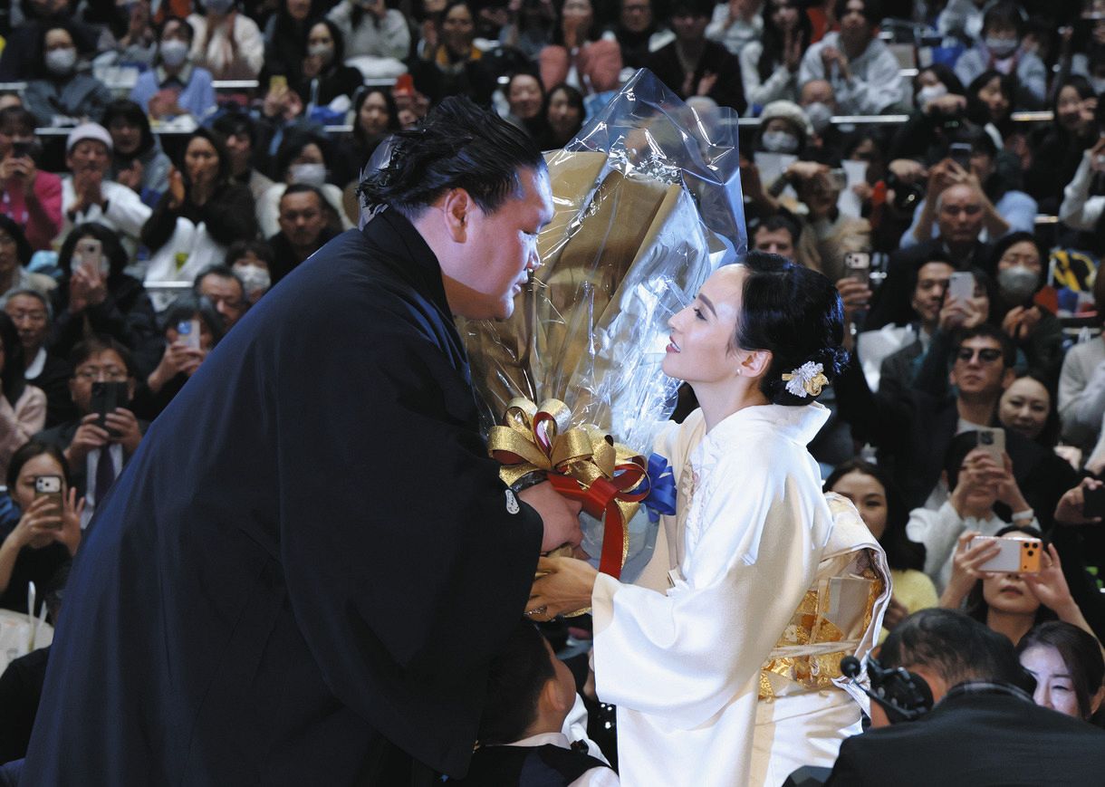 ◇元照ノ富士の伊勢ケ浜親方、断髪を終え妻から花束【写真】：中日 