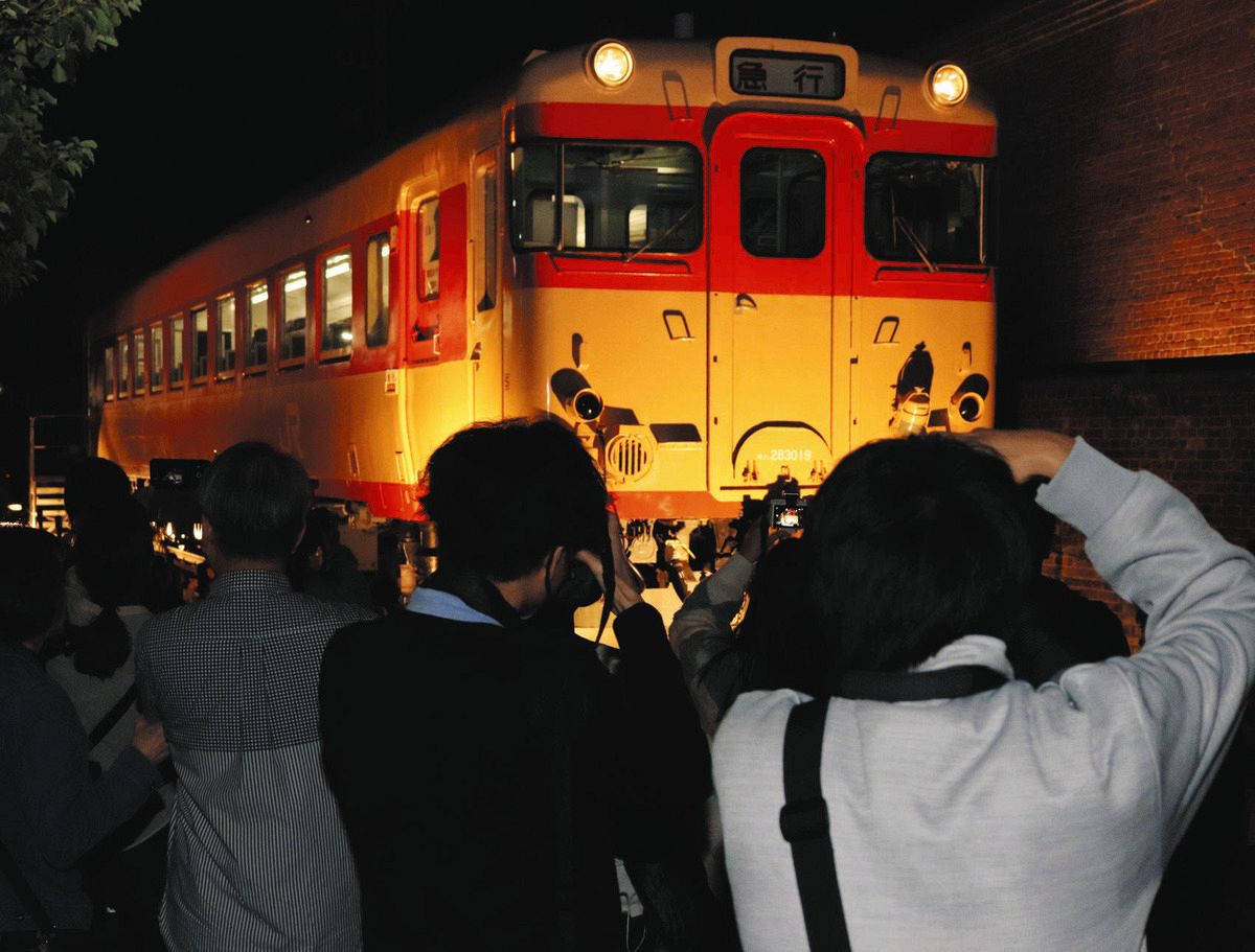 キハ28形」一夜限りのライトアップ 敦賀赤レンガ倉庫：中日新聞Web