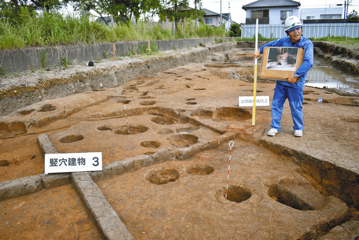 調査で確認された竪穴建物の跡＝津市城山の高茶屋大垣内遺跡で
