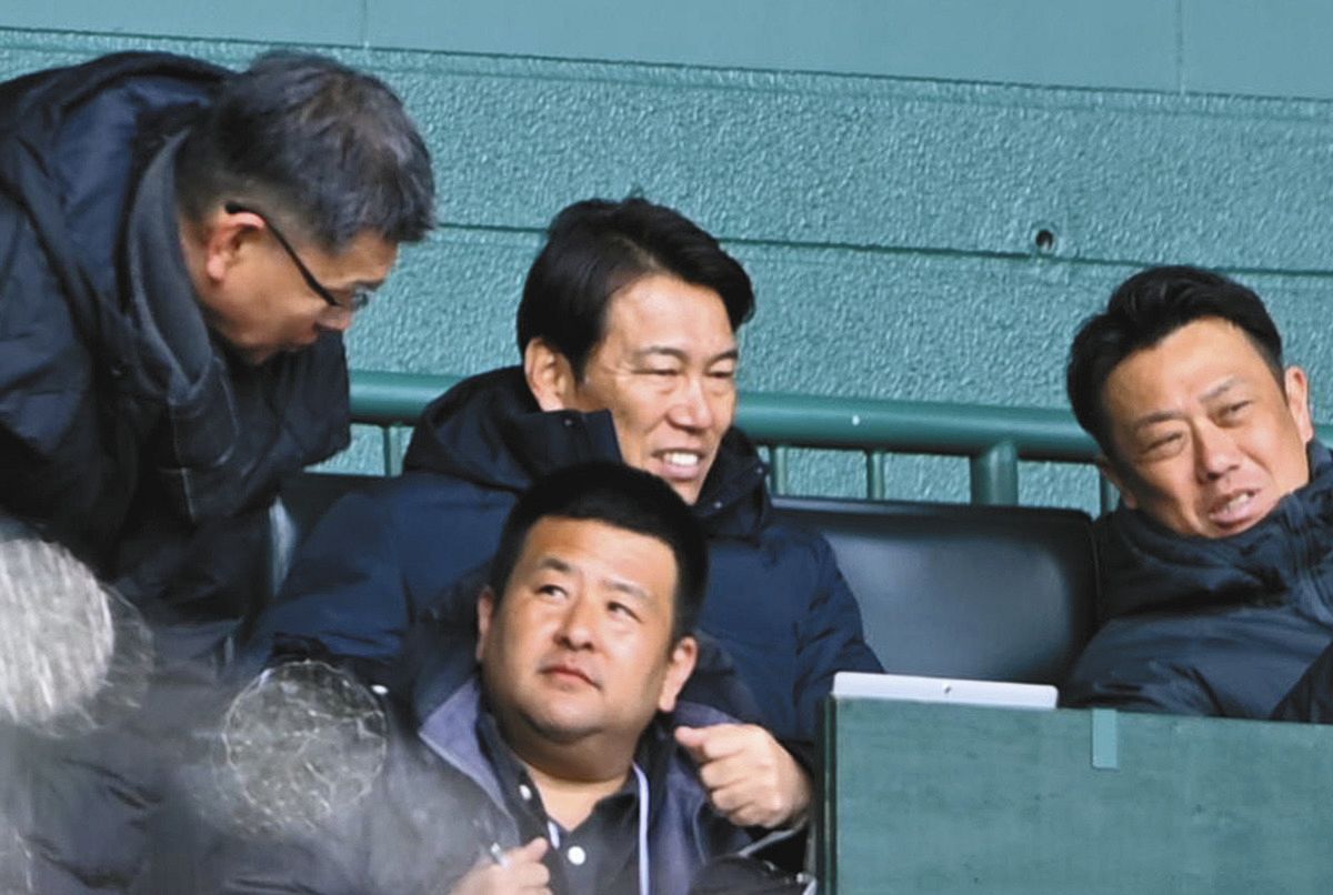 侍ジャパン』井端監督、「自分がセンバツに出たときも…」新基準バット 