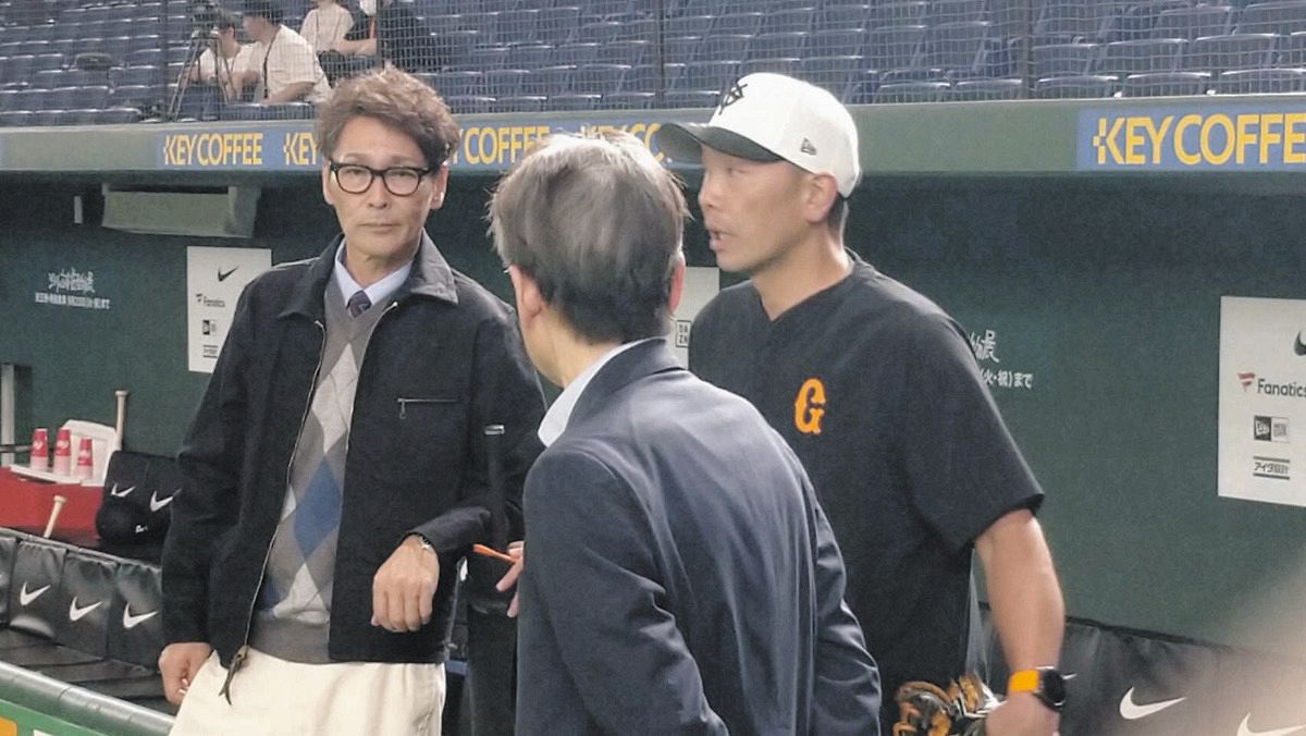 試合前、巨人・阿部監督（右）と話をする元木大介さん（左）