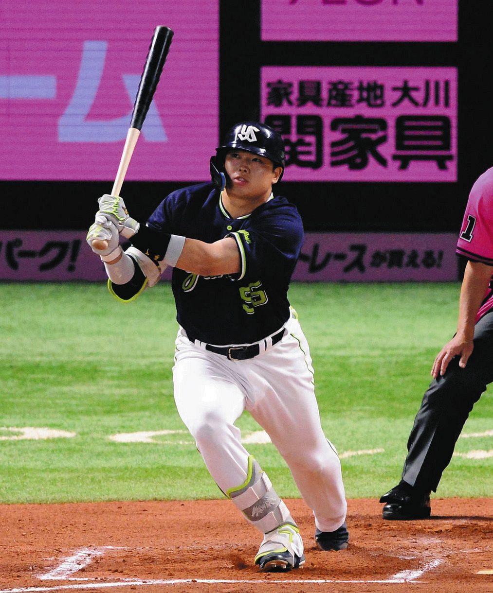 6回、19号満塁本塁打を放つヤクルト・村上
