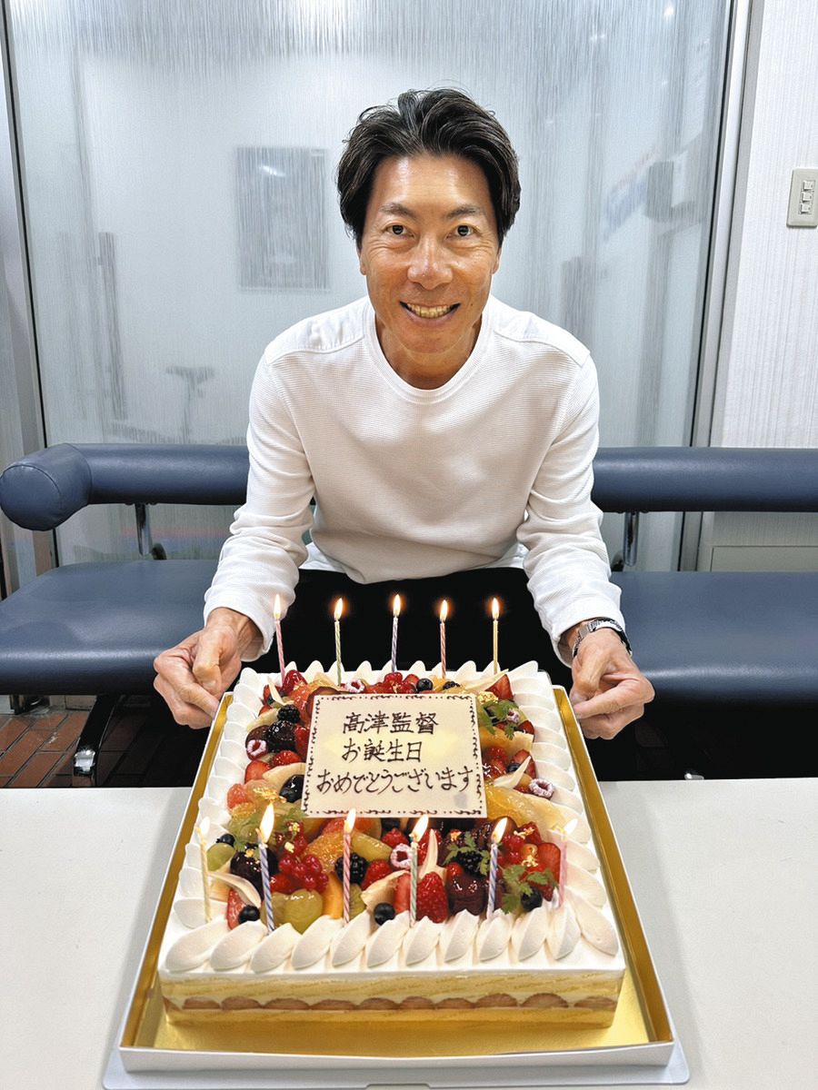 バースデーさん　 ヤクルト・高津監督、56歳バースデーに”イケおじ宣言” ここ2年イケて
