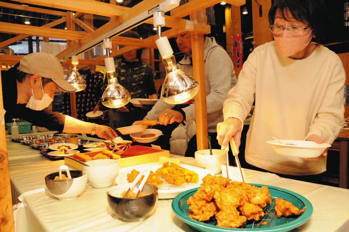 奥三河の食材を使った料理を取り分ける参加者ら＝新城市の道の駅もっくる新城で 