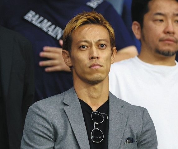 本田圭佑が 松葉づえ姿 で日本代表戦に グレーのスーツにサングラスで 君が代 熱唱 カナダ戦 中日スポーツ 東京中日スポーツ