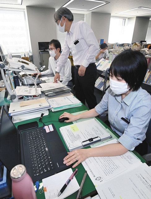 職場 夏の装いに 県庁でクールビズ開始 北陸中日新聞web