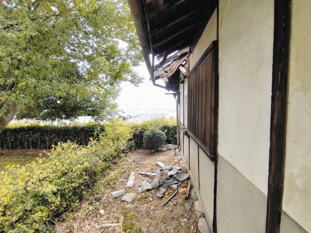 瓦が崩れた旧桜井家の南側屋根＝各務原市鵜沼三ツ池町で（同市提供）