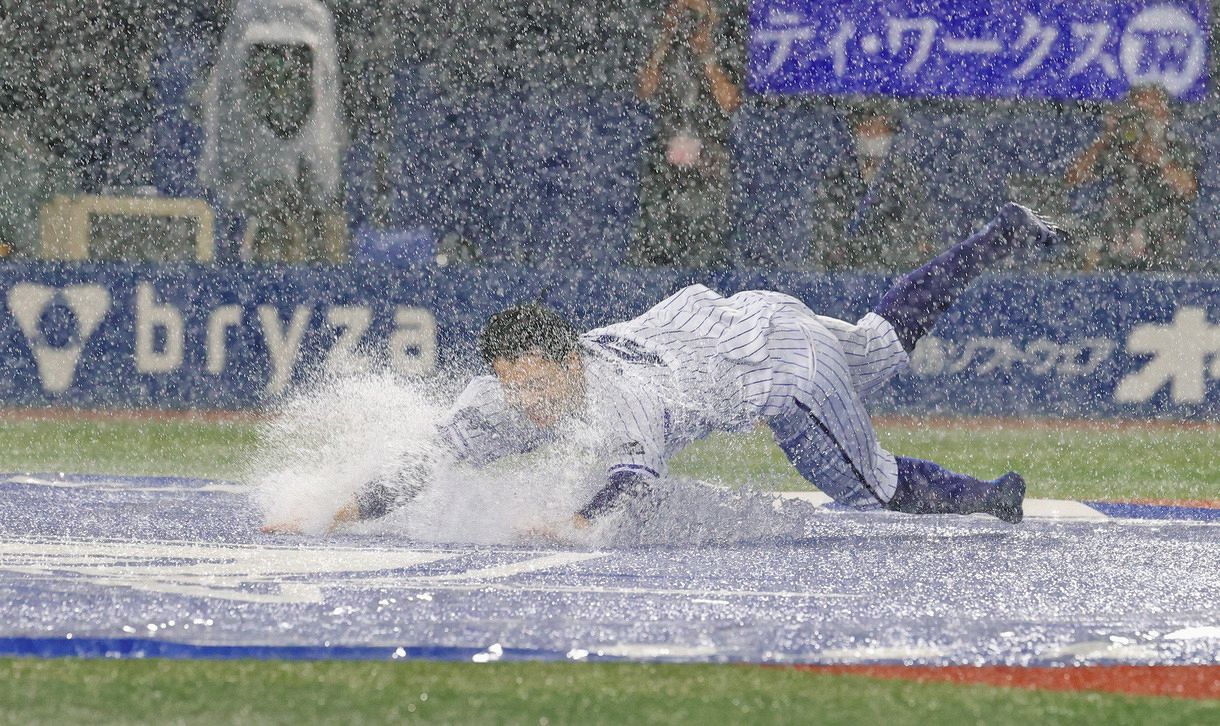 Dena 30分粘るも雨天中止 知野直人ヘッスラ 落球パフォ 熱演で開幕戦の悪夢を洗い流す 中日スポーツ 東京中日スポーツ Dena 30分粘るも雨天中止 知野直人ヘッスラ 落球パフォ 熱演で開幕戦の悪夢を洗い流す 中日スポーツ 東京中日スポーツ