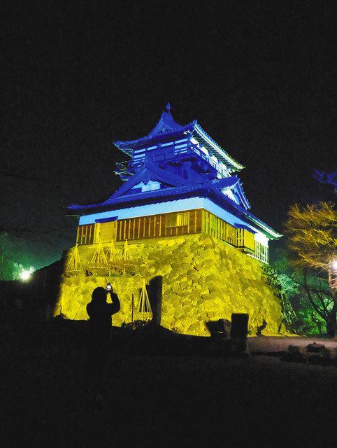 ウクライナ侵攻 犠牲者に哀悼を捧げ 丸岡城ライトアップ 中日新聞web