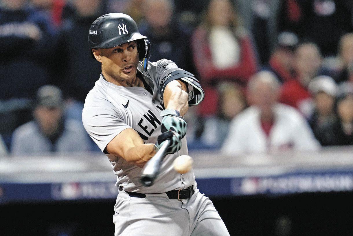 MLBホームラン実使用バット 及び，ヤンキーススタントン選手実使用キャップ