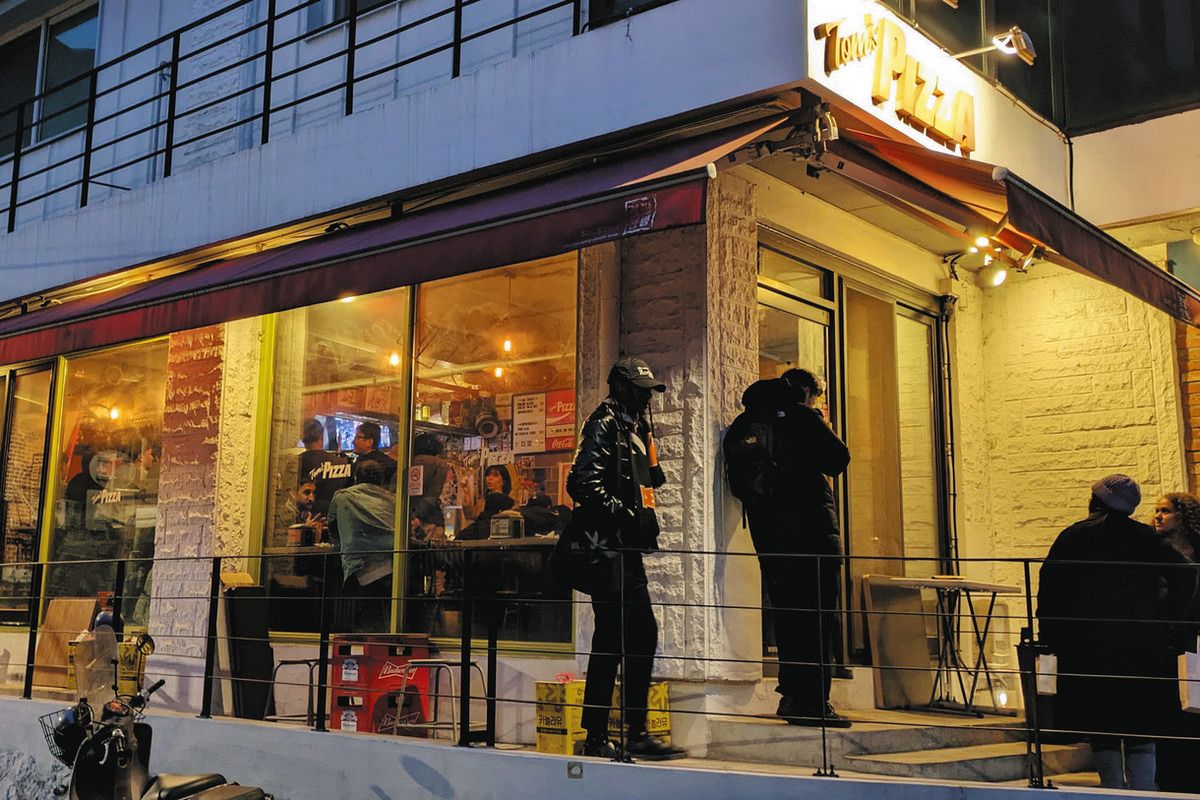 各国の常連客でにぎわう「トムズピザ」　＝ソウルで 