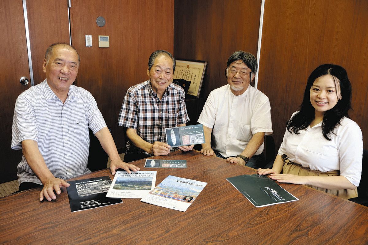 遺作展の打ち合わせをする（左から）中島さん、小板さん、市川さん、主催する恵那市文化振興会の担当者＝恵那市長島町の恵那文化センターで
