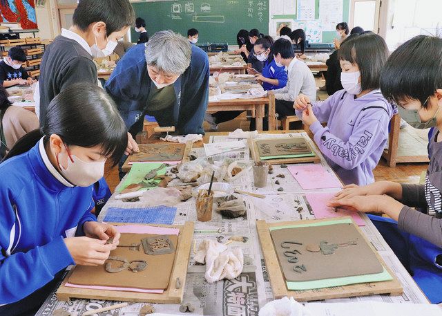 粘土で描いた未来の自分 福井の東藤島小6年 卒業制作で「陶板」：日刊