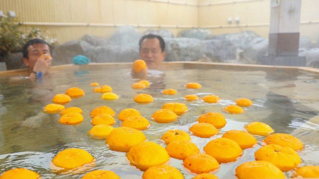 露天風呂に癒やしの香り 高山・国府「遊湯館」でゆず湯：中日新聞Web