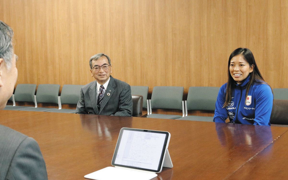 大会への思いを語る（右から）矢沢選手と北村社長＝県庁で