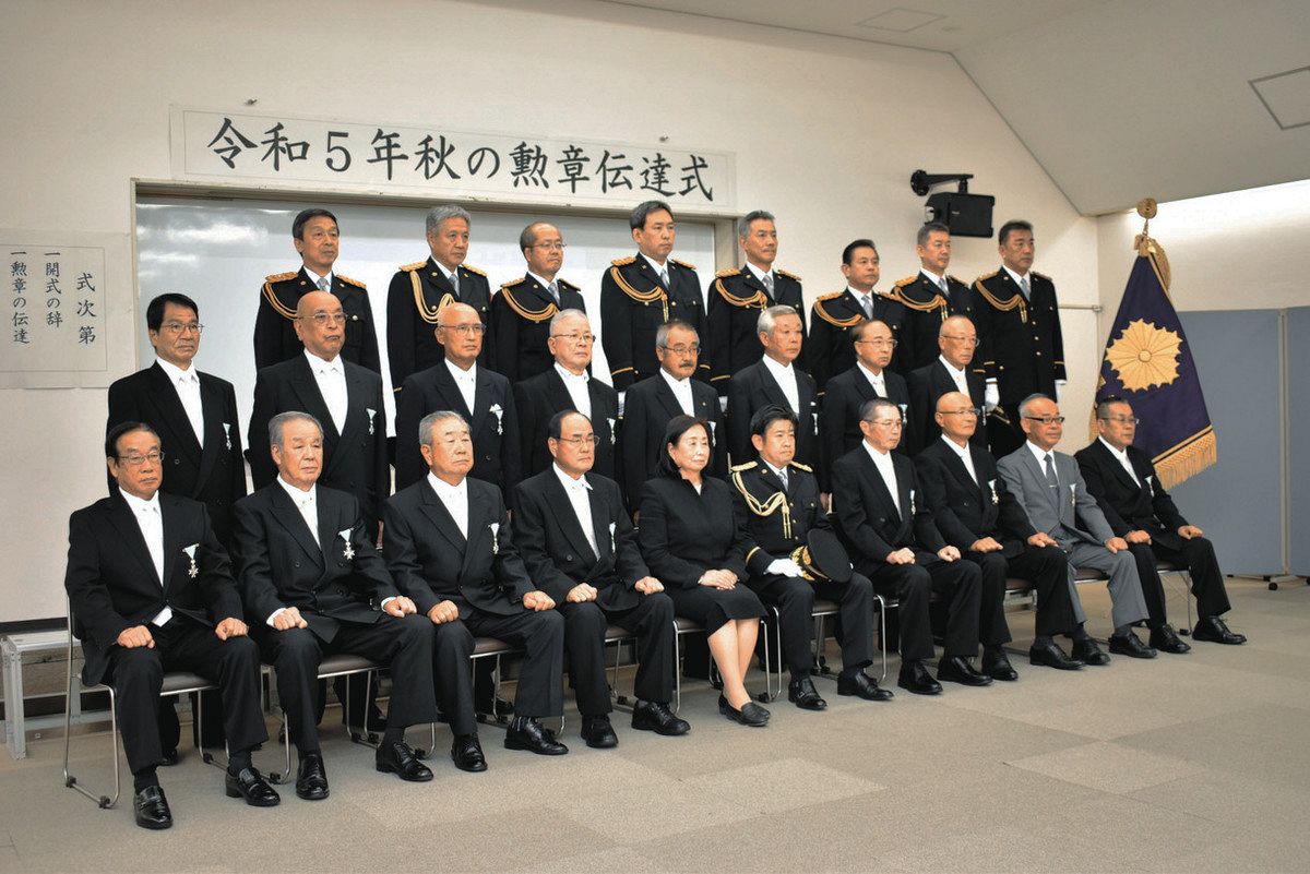 秋の叙勲、受章者の功績たたえ伝達式 県庁で17人に勲記と勲章：中日新聞Web