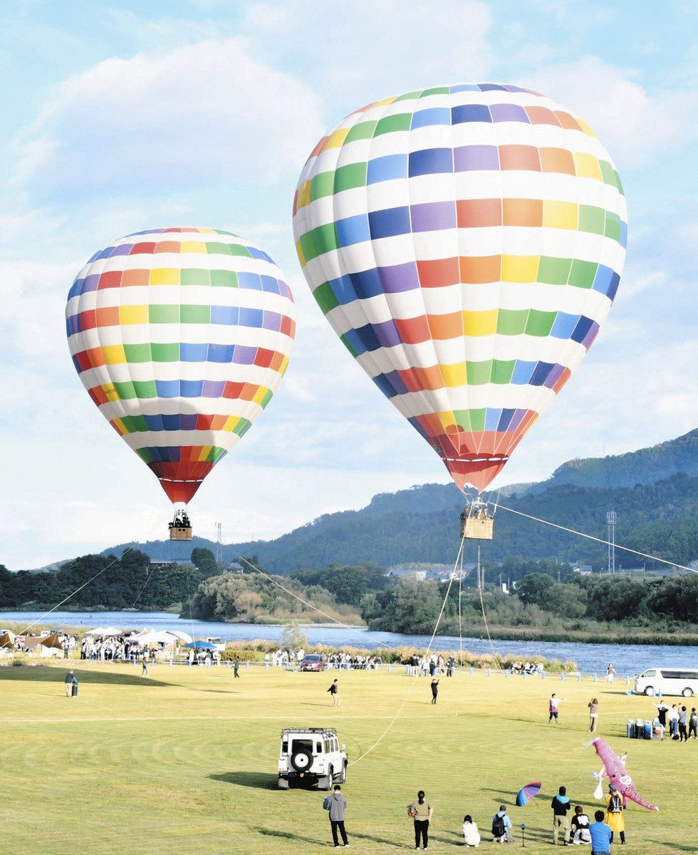 カラフル気球で空中散歩 永平寺町でフェス500人が楽しむ：日刊県民