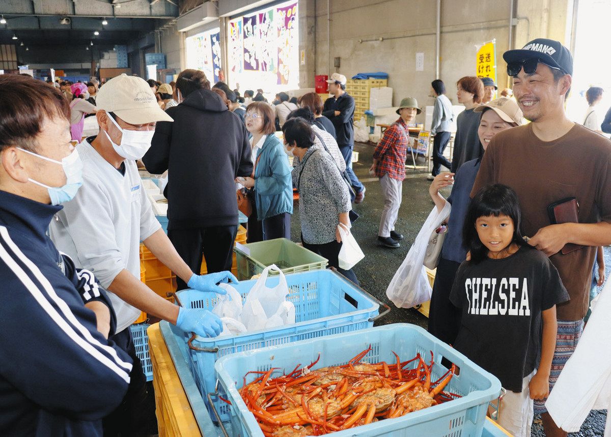 特売の紅ズワイガニなどを求めるお客さんでにぎわった会場＝黒部市水産物地方卸売市場で
