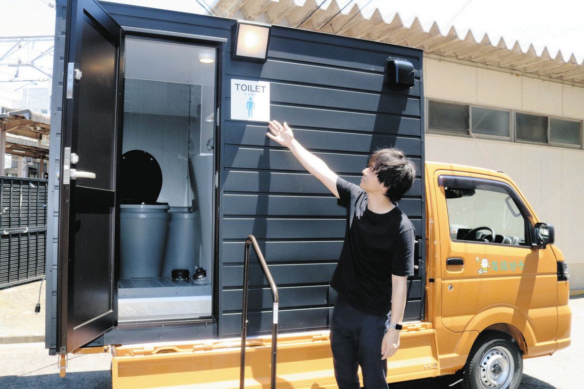 軽トラックの荷台にトイレを載せた「災害用トイレカー」＝尾張旭市役所で