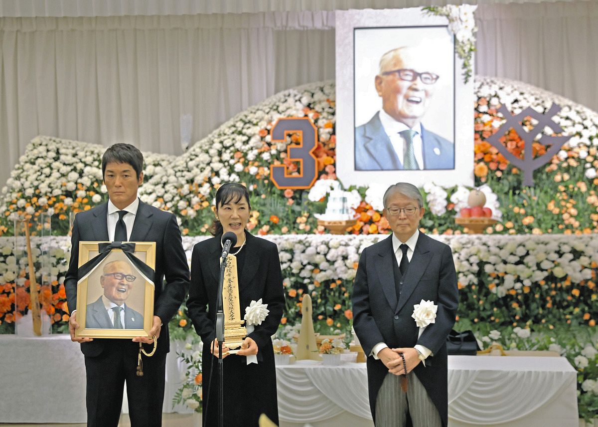 長嶋茂雄さんの告別式で、あいさつする喪主で次女の三奈さん（中）。左は長男一茂さん、右は巨人の山口寿一オーナー（読売新聞社提供）