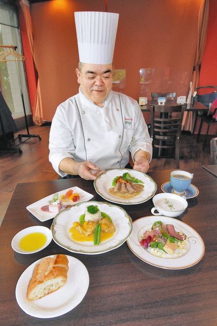 一乗谷あさくら水の駅の期間限定レストランで提供するコース料理を紹介する久世さん＝福井市のグラン・シェフ　クーゼーで