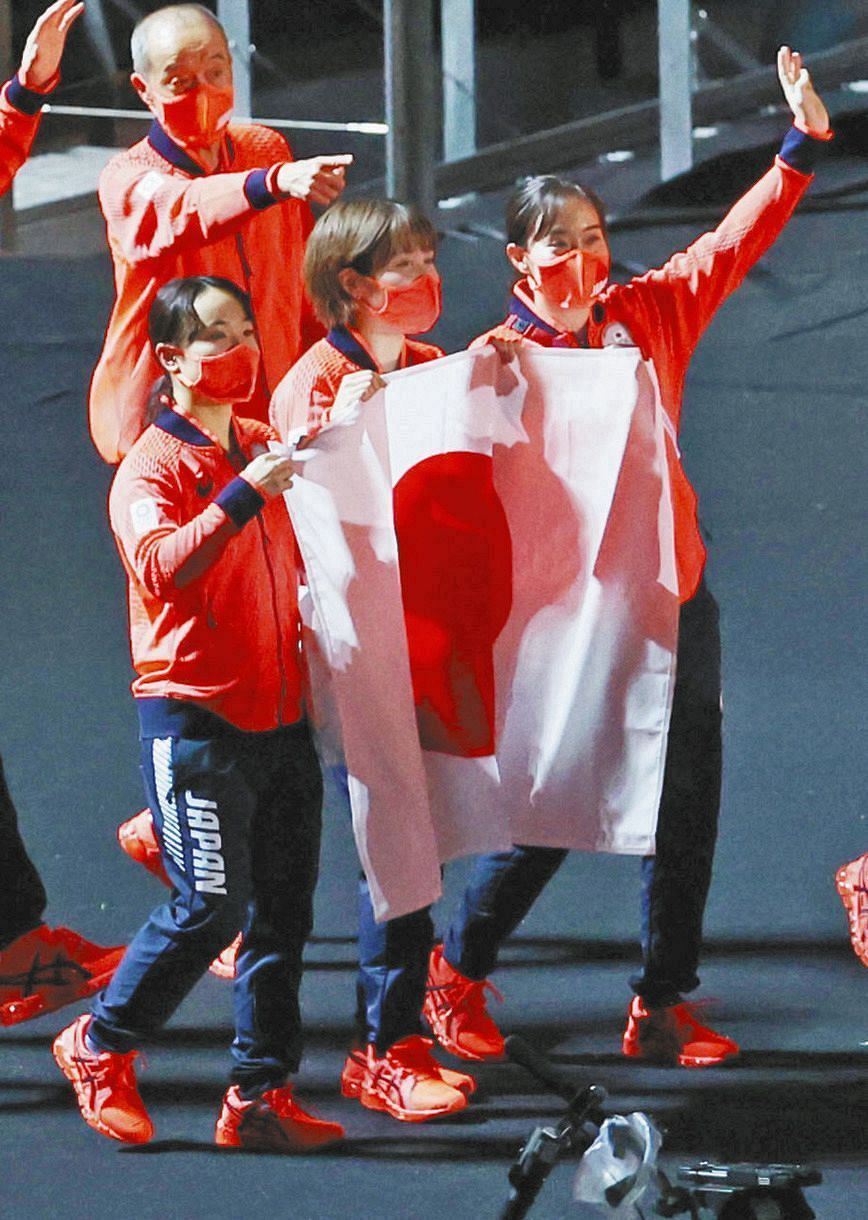 閉会式で入場する卓球女子の（左から）伊藤美誠、平野美宇、石川佳純＝国立競技場で