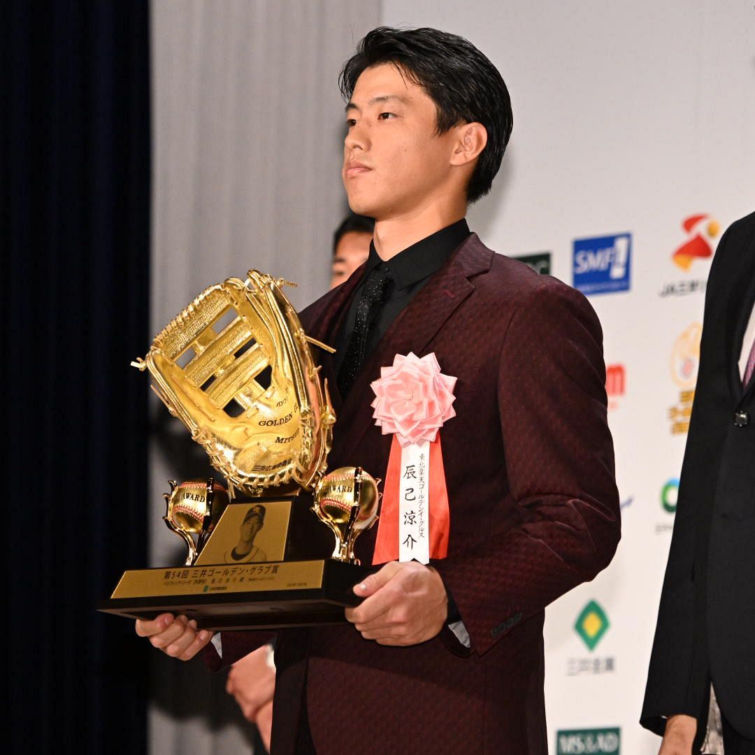 楽天・辰己涼介、「いったん緩急をつけて」球団カラーのスーツ姿