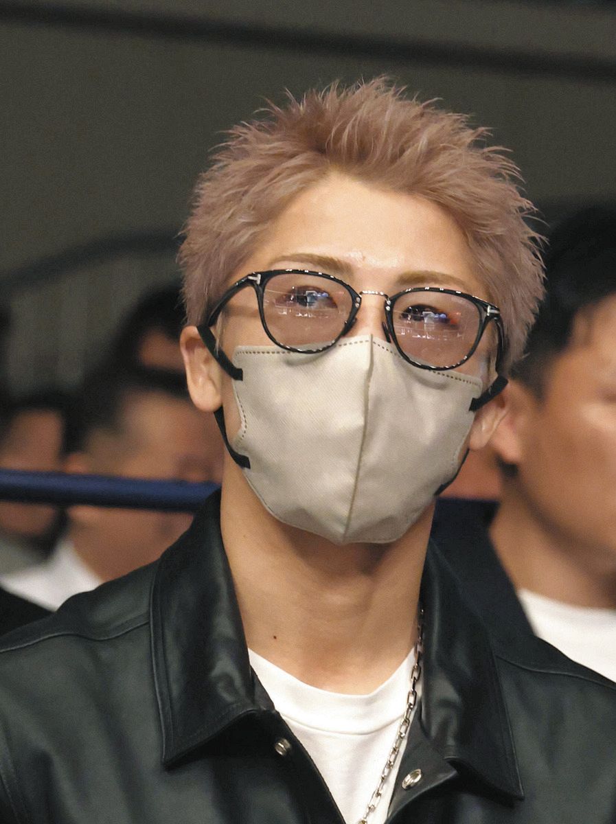 ◇サングラス＆マスクでも…あふれるオーラ、観戦する井上尚弥【写真