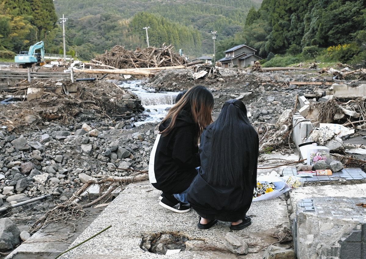 石川】無言の積もる話 手向け 豪雨1カ月 輪島・塚田川沿い 住宅跡で