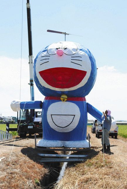 田んぼに ドラえもん 西尾市民ら5メートルかかし制作 中日新聞web 田んぼに ドラえもん 西尾市民ら5メートルかかし制作 中日新聞web