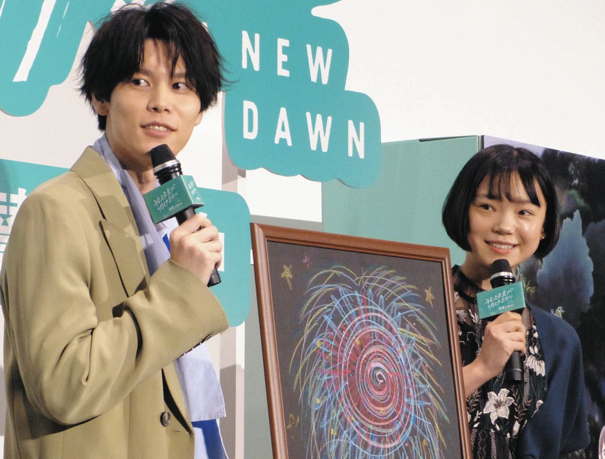 萩原利久と古川琴音、日本画家の監督を前に自作のイラスト披露され