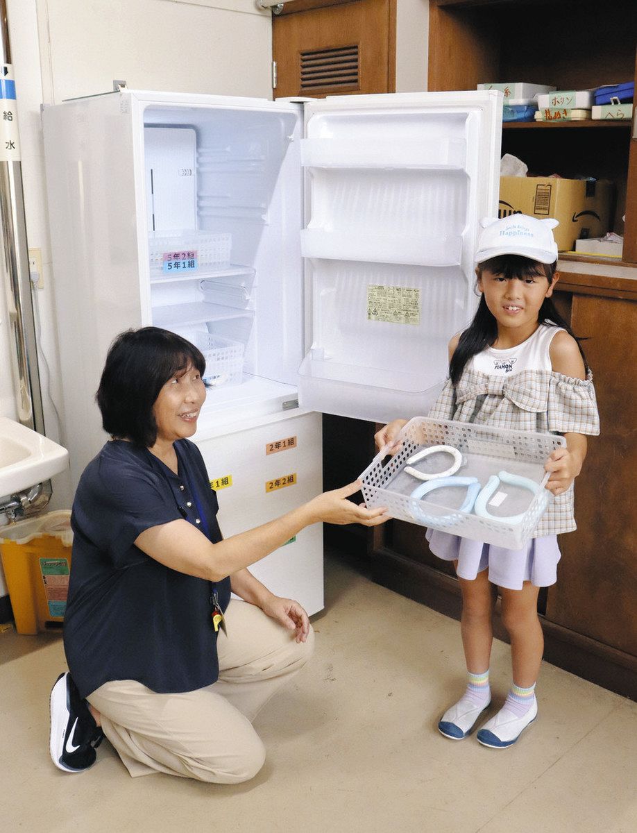 続く猛暑から児童を守る 豊田・加納小が空き冷蔵庫で保冷剤を冷やし 