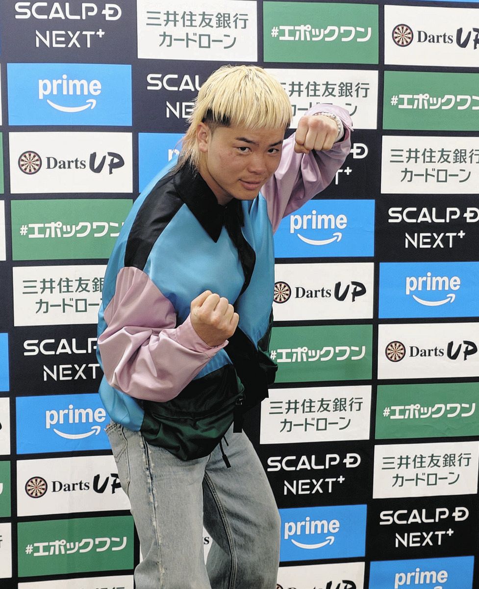 会見でポーズをとる那須川天心