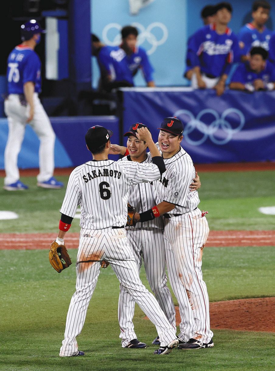日本―韓国　韓国に勝利し、喜ぶ（右から）村上、山田、坂本