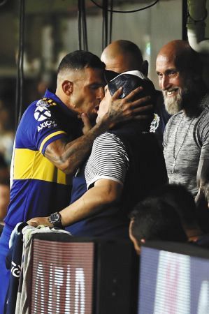 アルゼンチンリーグのヒムナシア戦で対戦相手のマラドーナ監督とキスをするボカのテベス（ＡＰ）