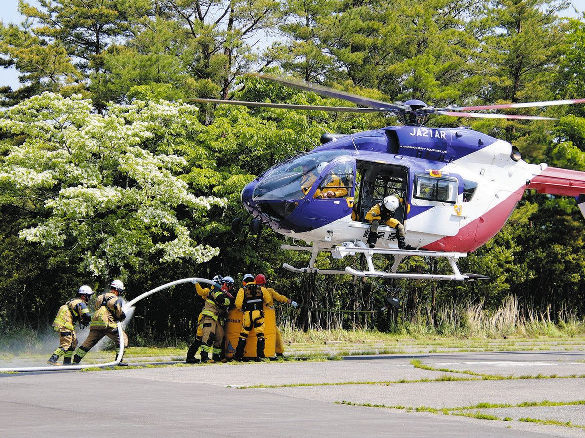 県防災ヘリコプターも出動した林野火災対応合同訓練＝恵那市中野方町で
