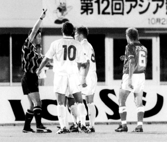 広島─名古屋　前半18分、名古屋・ストイコビッチ（左から3人目）が警告で早くも退場＝1994年8月10日、広島スタジアムで
